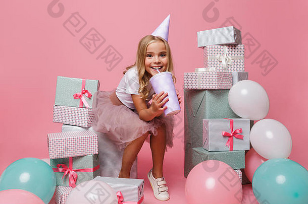 肖像快乐的女孩生日他庆祝坐着桩现在盒子孤立的粉红色的背景