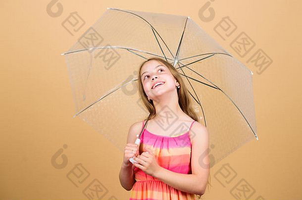 下雨的天气。秋天的心情。带伞的<strong>小</strong>女孩。无忧无虑的童年。秋季天气预报。秋天的时尚。带<strong>小</strong>阳伞的孩子。时髦的美女。
