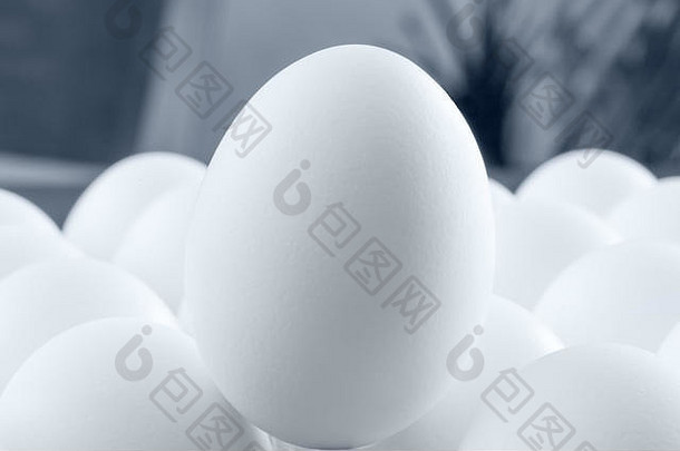 卓越的白蛋在极端宏观的关键。在其他鸡蛋的白色背景上分离的单个白色鸡蛋。特殊形状的蛋。最佳影片。