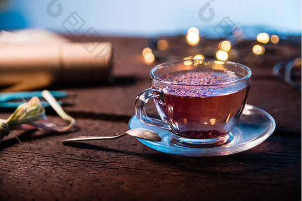 玻璃杯水果茶茶匙圣诞节灯木表格圣诞节概念