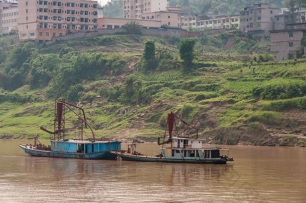 丰都城重庆中国长江河小生锈的蓝色的疏浚船棕色（的）水neart绿色海岸线农业情节