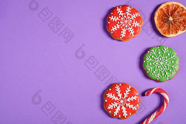 圣诞姜饼饼干，背景颜色鲜艳。新年打折