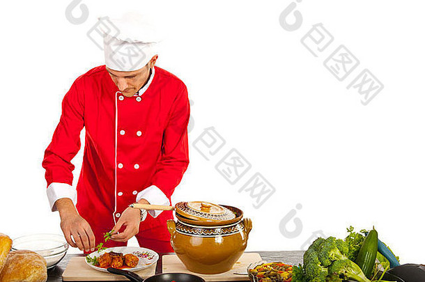 男厨师用白色背景在盘子上装饰食物