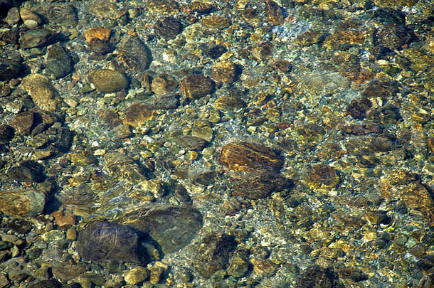透过清澈透明的水看到的岩石和卵石
