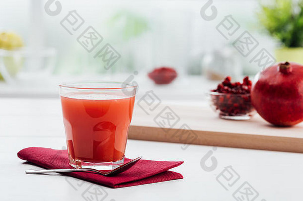 新鲜的红色的石榴汁玻璃维生素健康的饮食概念