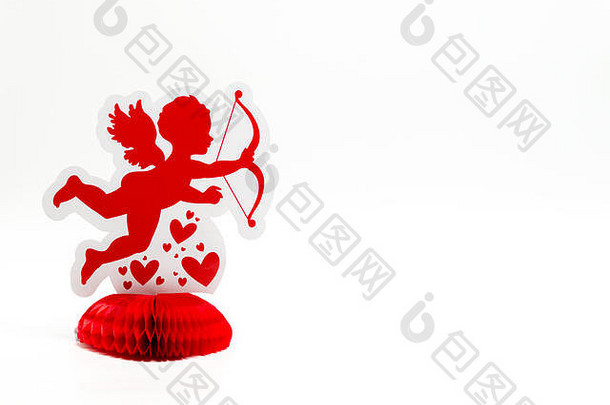 1个明亮的红色丘比特装饰，在朴素的背景上有孤立的心形图案