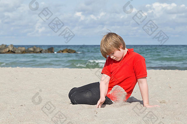 德国梅克伦堡-西波美拉尼亚费施兰阿伦肖普海滩上的男孩