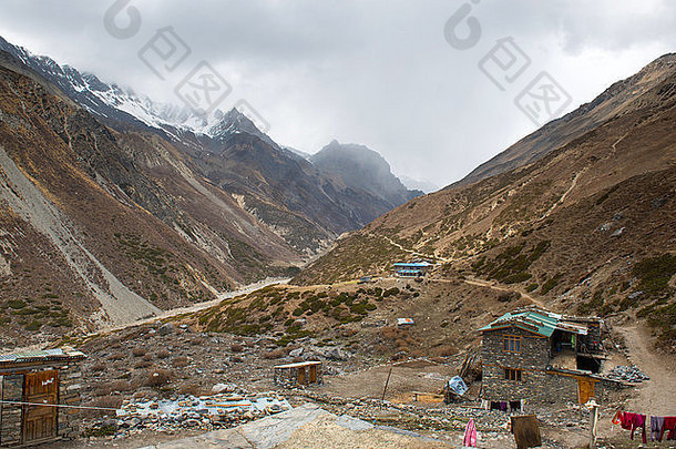 安纳普纳赛道上的勒达尔村——最受欢迎的游客在尼泊尔的喜马拉雅山跋涉。