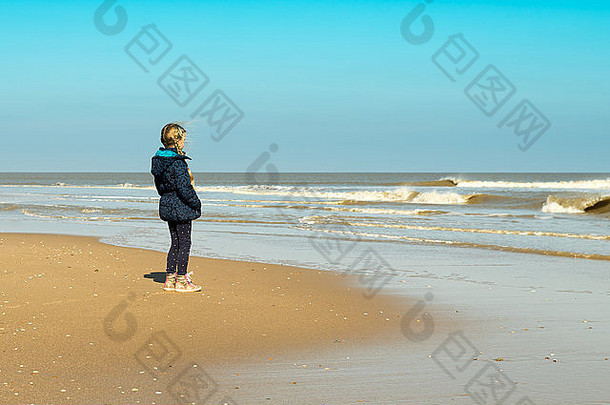 一个独自在海滩上的年轻女孩
