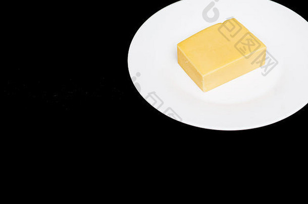 特写镜头一块奶酪白色板黑色的背景复制空间自然乳制品产品美味的食物概念