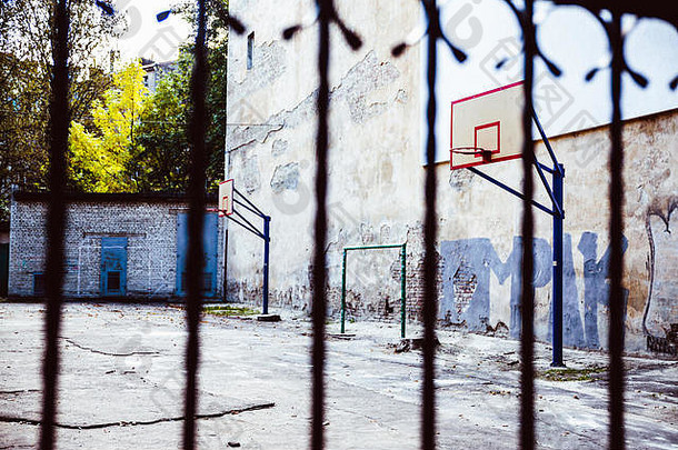被遗弃的篮球法院后院