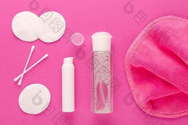 使删除产品胶束水脸清洁布清洗牛奶棉花垫粉红色的背景