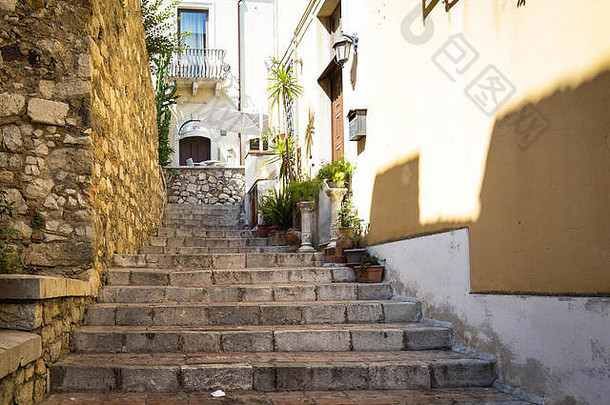 西西里岛旅游目的地陶尔米纳的一条有楼梯的小巷。