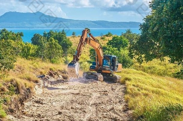 正在修建一条新的公共道路，为菲律宾的旅游胜地开发处女地提供通道。