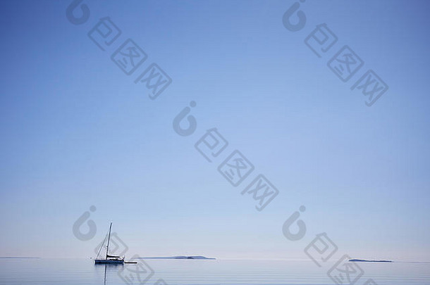 澳大利亚昆士兰弗雷泽岛翠鸟湾清晨停泊的船只