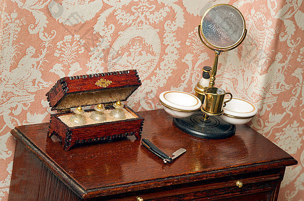 摄政时期的玩偶屋，展示了微型室内装饰和家具。