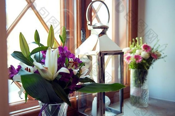 窗台上的花瓶里有一大束鲜花、紫色绣球花和白玫瑰，还有烛光、家居装饰、复古风格和室内装饰
