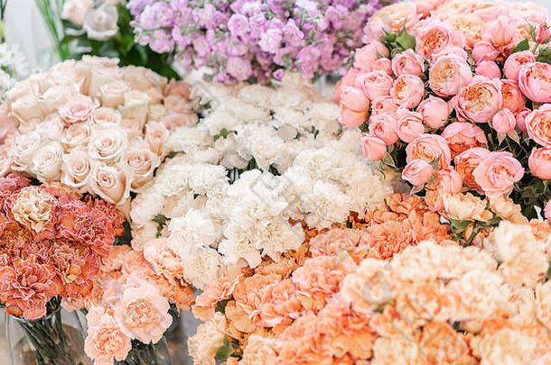 花卉地毯，花卉纹理，<strong>店铺</strong>概念。美丽的鲜花玫瑰，喷雾玫瑰，丁香花和康乃馨。粉彩之花