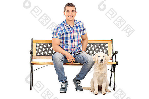 一名<strong>男</strong>子坐在长椅上，一只可爱的小狗被隔离在白色背景上