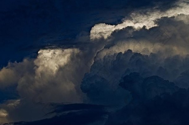 德克萨斯州峡谷夕阳下的建筑雷雨。