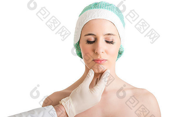 一名准备接受整容手术的妇女，脸上隔离着一层白色