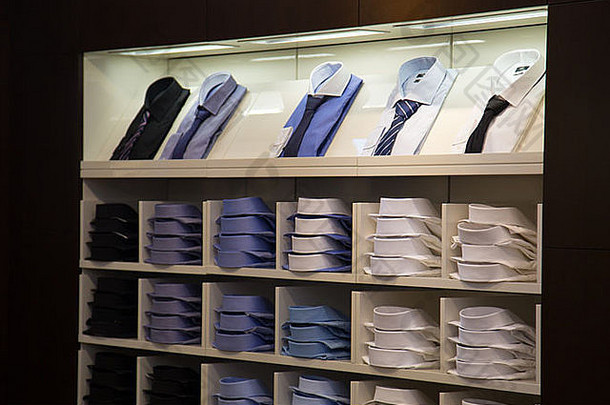 在<strong>零售店</strong>排队购买商务衬衫和领带。商标已被删除。