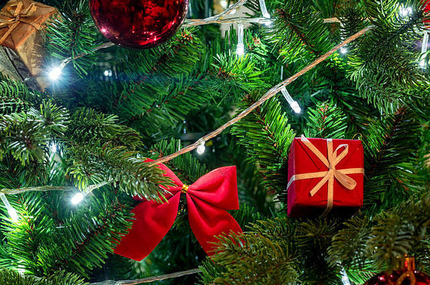 圣诞树上五颜六色的圣诞装饰品，以节日为背景