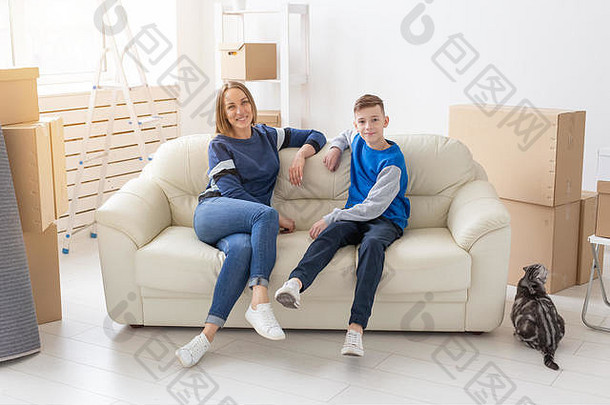 满意快乐的白人单身母亲和儿子在乔迁之喜派对上愉快地讨论新公寓的设计