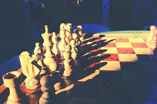 晨光中棋盘上的白色棋子。室内棋<strong>类游戏</strong>的策略和战术。