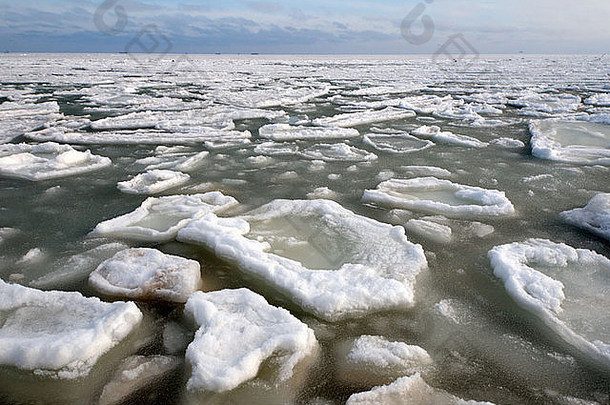 冰冻的黑海是一种罕见的现象，上一次发生在1977年的东欧乌克兰敖德萨