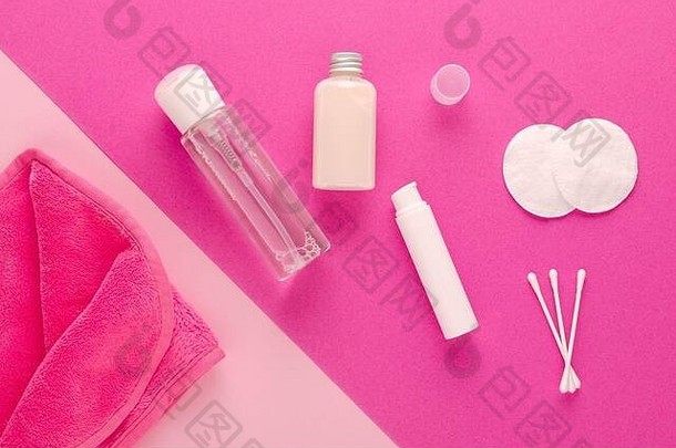 卸妆产品、胶束水、洁面布、洁面乳和粉色背景的棉垫凝胶