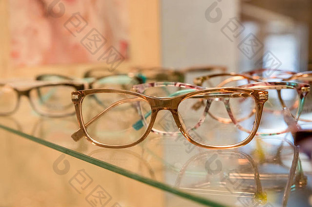 光学、保健和视觉概念-眼镜店眼镜的特写镜头。眼镜展商，由<strong>时尚</strong>眼镜<strong>架</strong>组成，如图所示