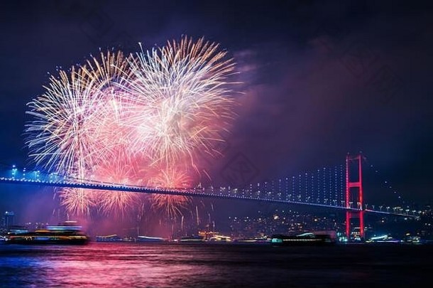 伊斯坦布尔火鸡一<strong>年</strong>庆祝活动伊斯坦布尔烟花伊斯坦布尔横跨博斯普鲁斯海峡桥7<strong>月</strong>烈士桥