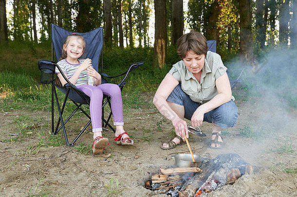 女人烹饪食物人野营森林<strong>家庭</strong>活跃的自然孩子女孩坐旅行座位夏天季节