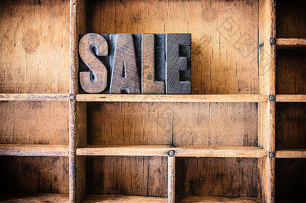 “销售”这个词是在木制抽屉里用复古木制活版印刷的。