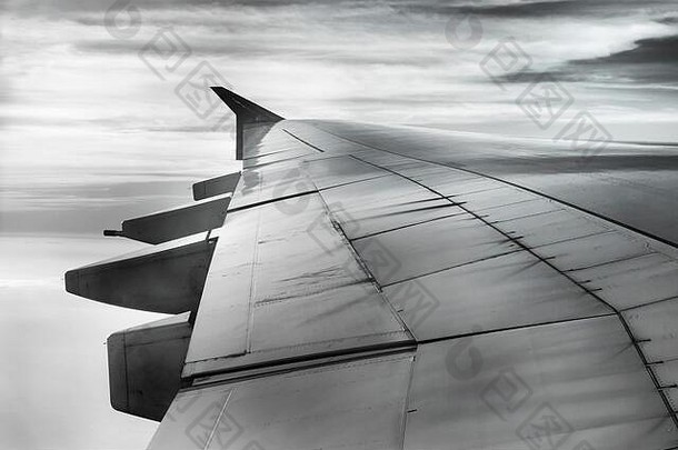 轻合金飞机机翼的无色表面-现代航空和运输的象征在高空。