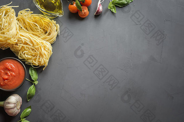 意大利菜的意大利面配料，意大利面，西红柿，罗勒，油和大蒜。
