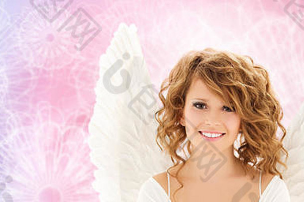 有天使翅膀的快乐年轻女子或少女