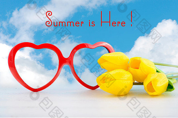 夏天概念红色的心形状太阳镜黄色的花白色木表格蓝色的天空背景