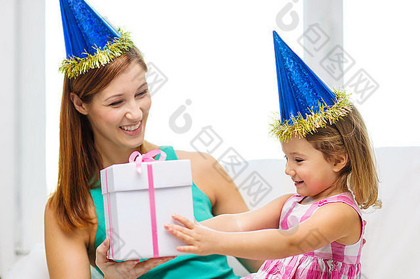 母亲和女儿戴着蓝色的帽子，戴着可爱的角