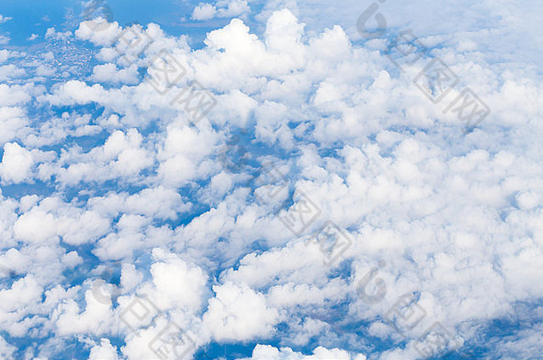 从飞机上俯瞰地球和云层