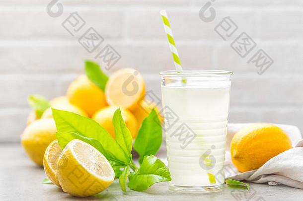 柠檬水喝新鲜柠檬。柠檬汁鸡尾酒。