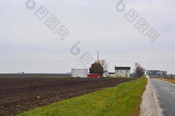 美国中西部伊利诺斯州中部一农舍，在11月寒冷的灰色天空下。