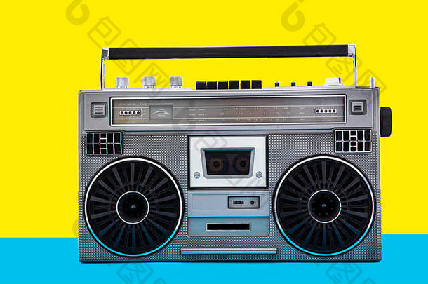 20世纪80年代彩色背景上的银色复古收音机吊杆盒。迪斯科音乐