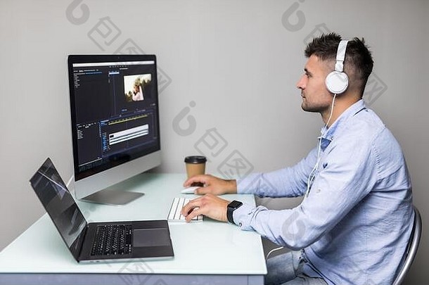 男摄像师在办公室的个人电脑上编辑和剪辑视频和声音