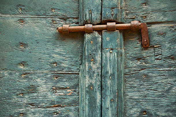 带锁的旧木门，绿色特写纹理