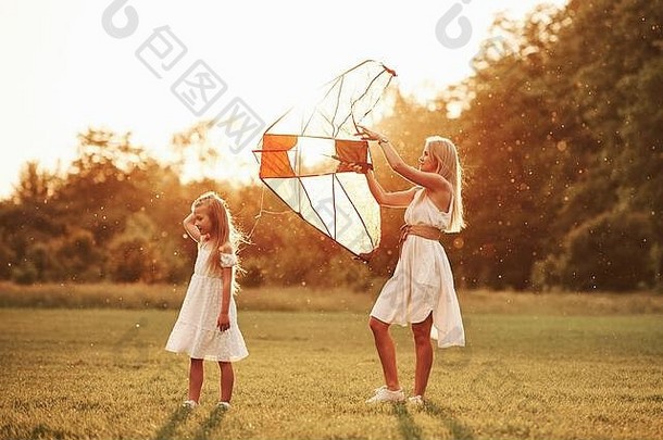 准备<strong>风筝</strong>妈妈。女儿有趣的场美丽的自然