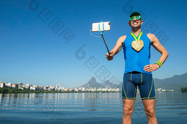 在巴西里约热内卢的拉戈亚，一名心脏病金牌运动员用手机在<strong>自拍杆</strong>上拍照庆祝