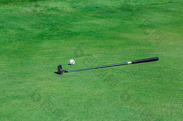 <strong>高尔夫</strong>球杆和球靠近草地背景上的洞。