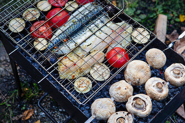 烧烤概念鱼火蘑菇西红柿